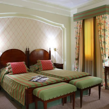 Heritage As Janelas Verdes Inn - Riverside Hotel